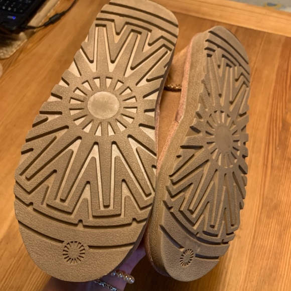 UGG - Picture 3 of 4